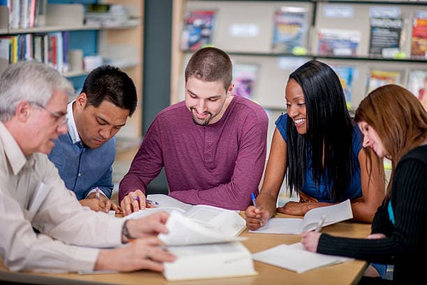 An AI Research Paper Finder Compared to Manual Academic Screening Methods